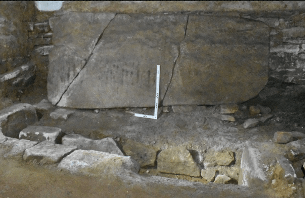 Nel IX secolo, un eremita di nome Pelagio, guidato da una rivelazione divina, scoprì la tomba di San Giacomo il Maggiore in Galizia, segnando l'inizio del famoso Cammino di Santiago. Le successive indagini archeologiche hanno rivelato dettagli affascinanti sulla figura di Teodomiro, vescovo che giocò un ruolo fondamentale in questa leggenda storica.